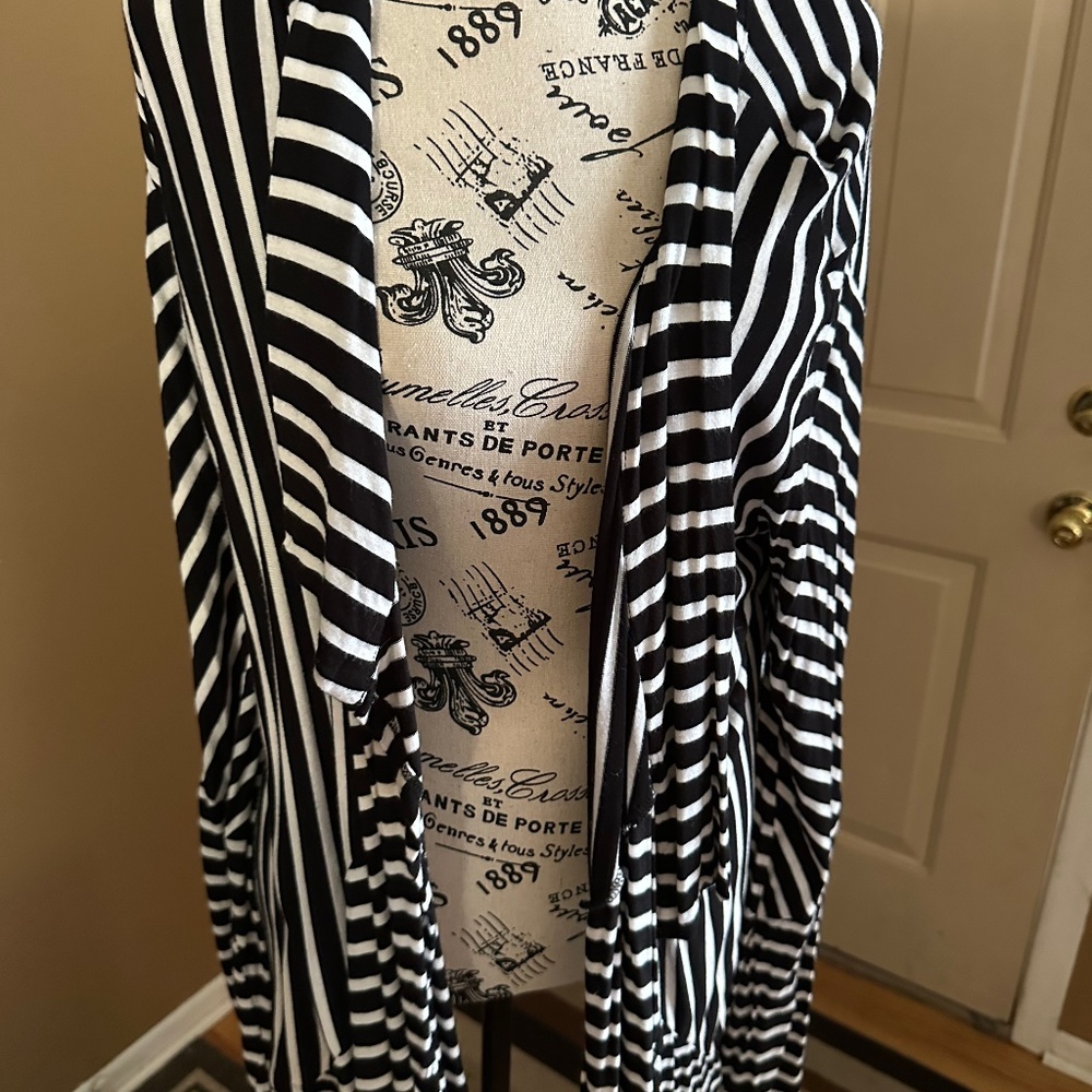 Blk/Wht Stripe LT Wght Cardi with bell sleeve Sz m